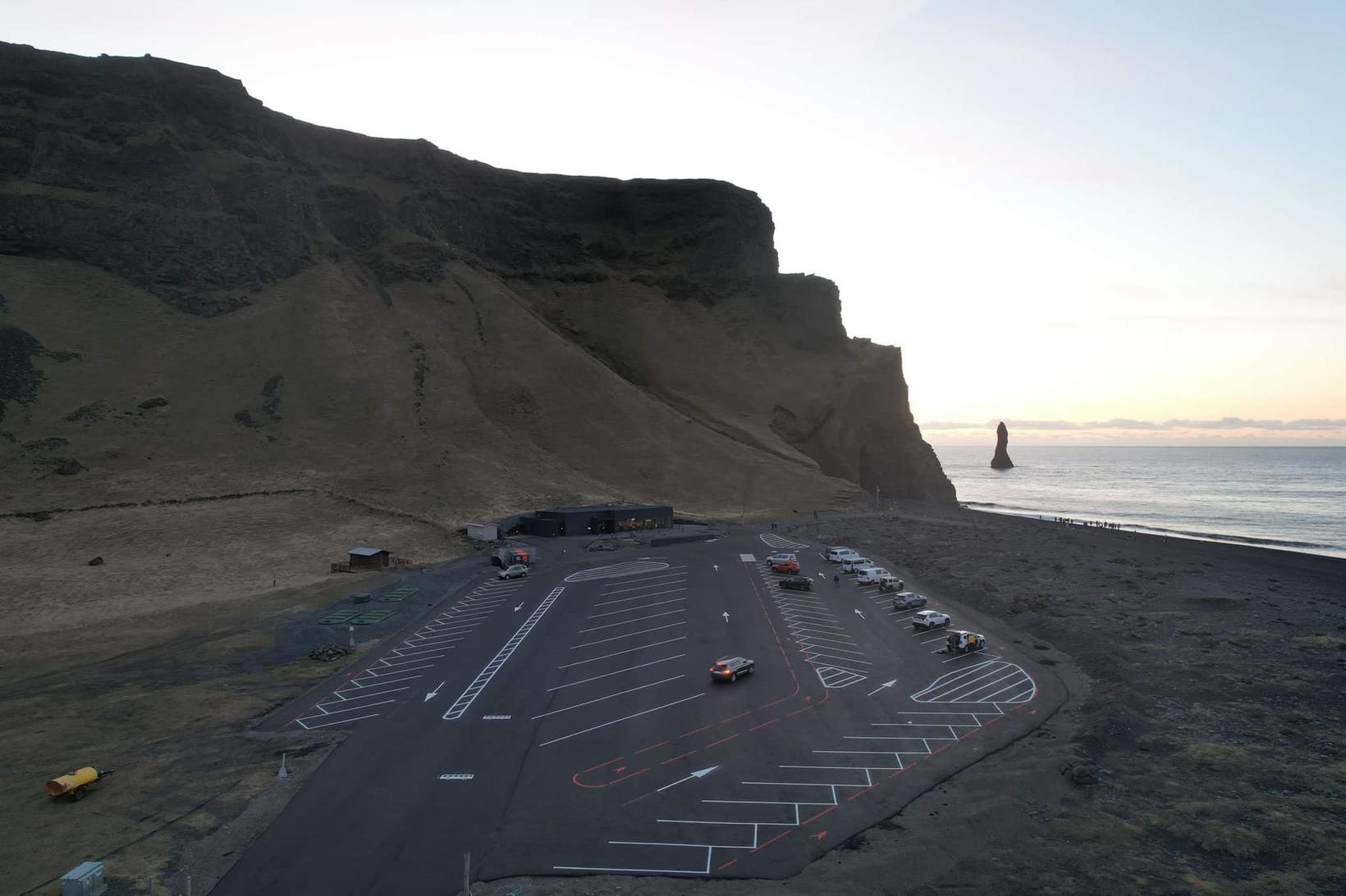 Búið að malbika og merkja bílaplönin við Reynisfjöru.