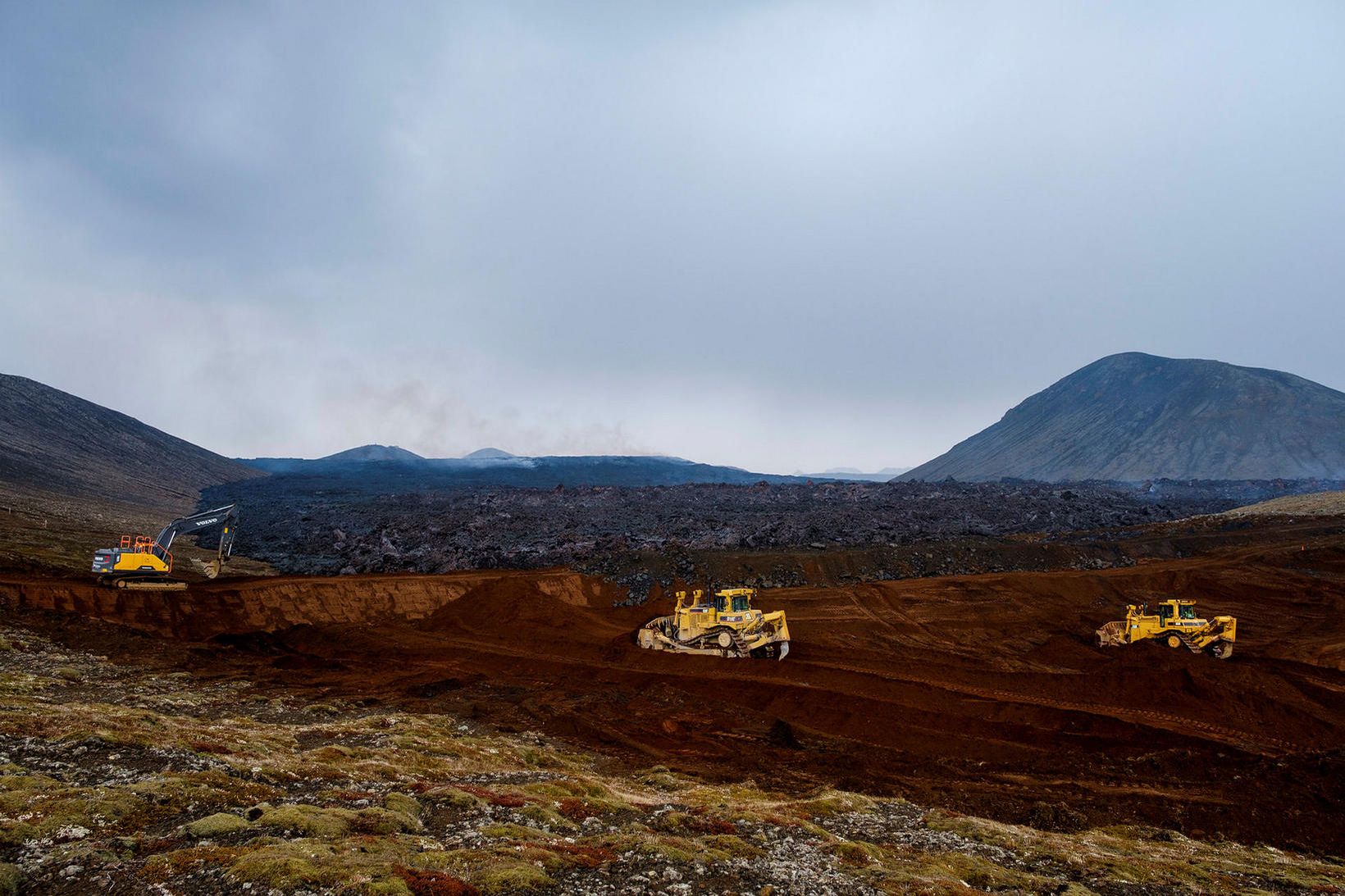 Hraunið við það að fara yfir varnargaða við Geldingadali.