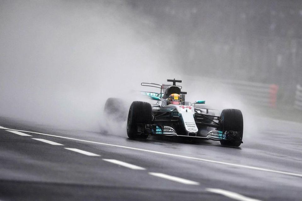 Lewis Hamilton sýndi öryggi og yfirburði í tímatökunni í Monza sem fram fór í rigningu.