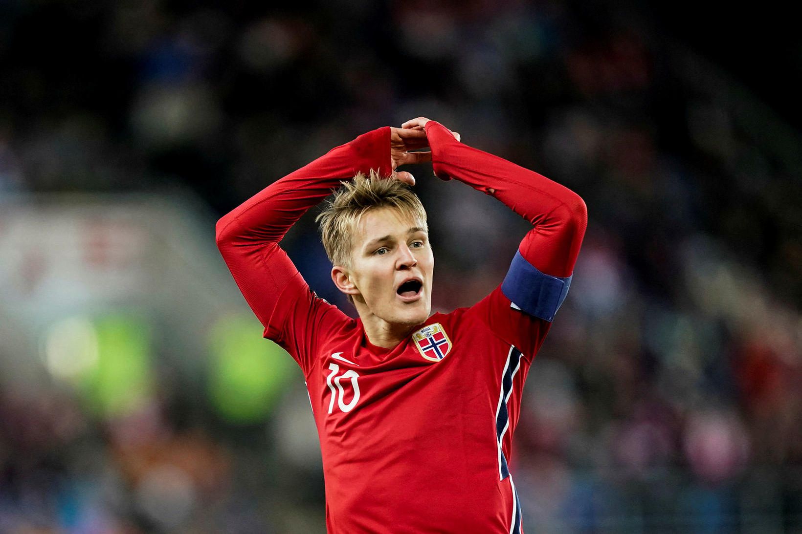 Martin Ödegaard, fyrirliði Norðmanna, fórnar höndum í dag.