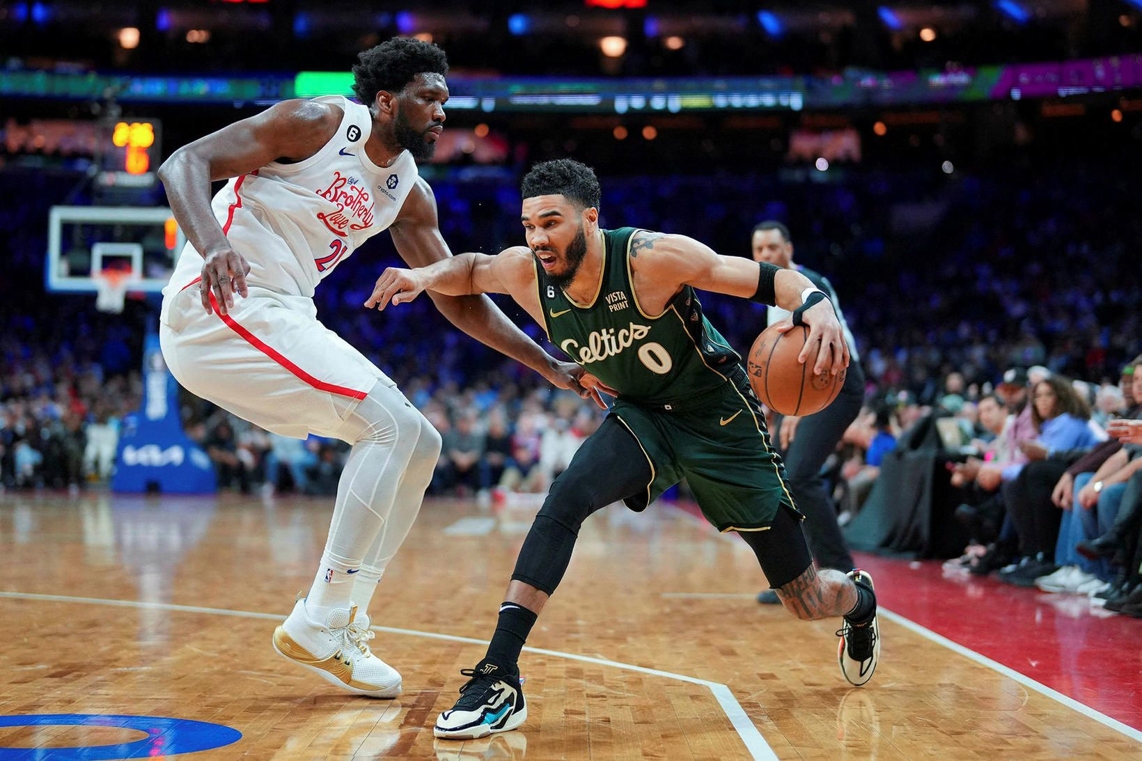 Jayson Tatum sækir að Joel Embiid í nótt. Tatum skoraði …