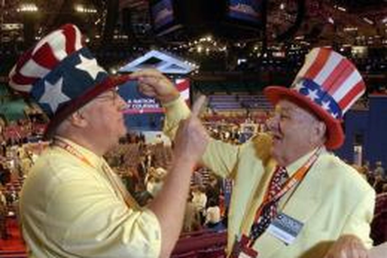 Tveir þingfulltrúar bera saman hatta sína í Madison Square Garden …