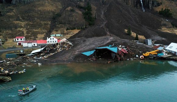 Vonast til að hefja verðmætabjörgun í dag