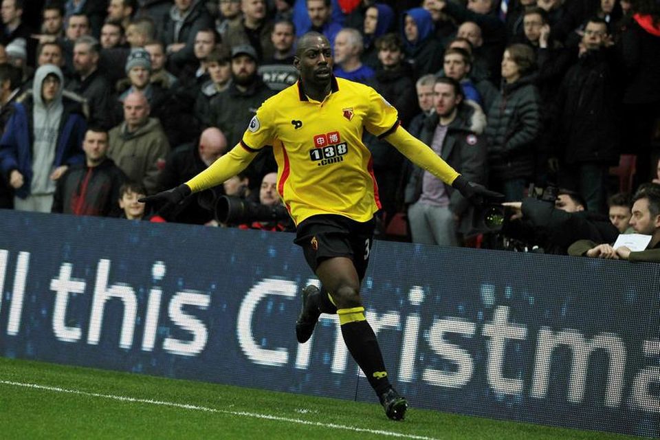 Stefano Okaka fagnar marki sínu fyrir Watford gegn Everton í dag.