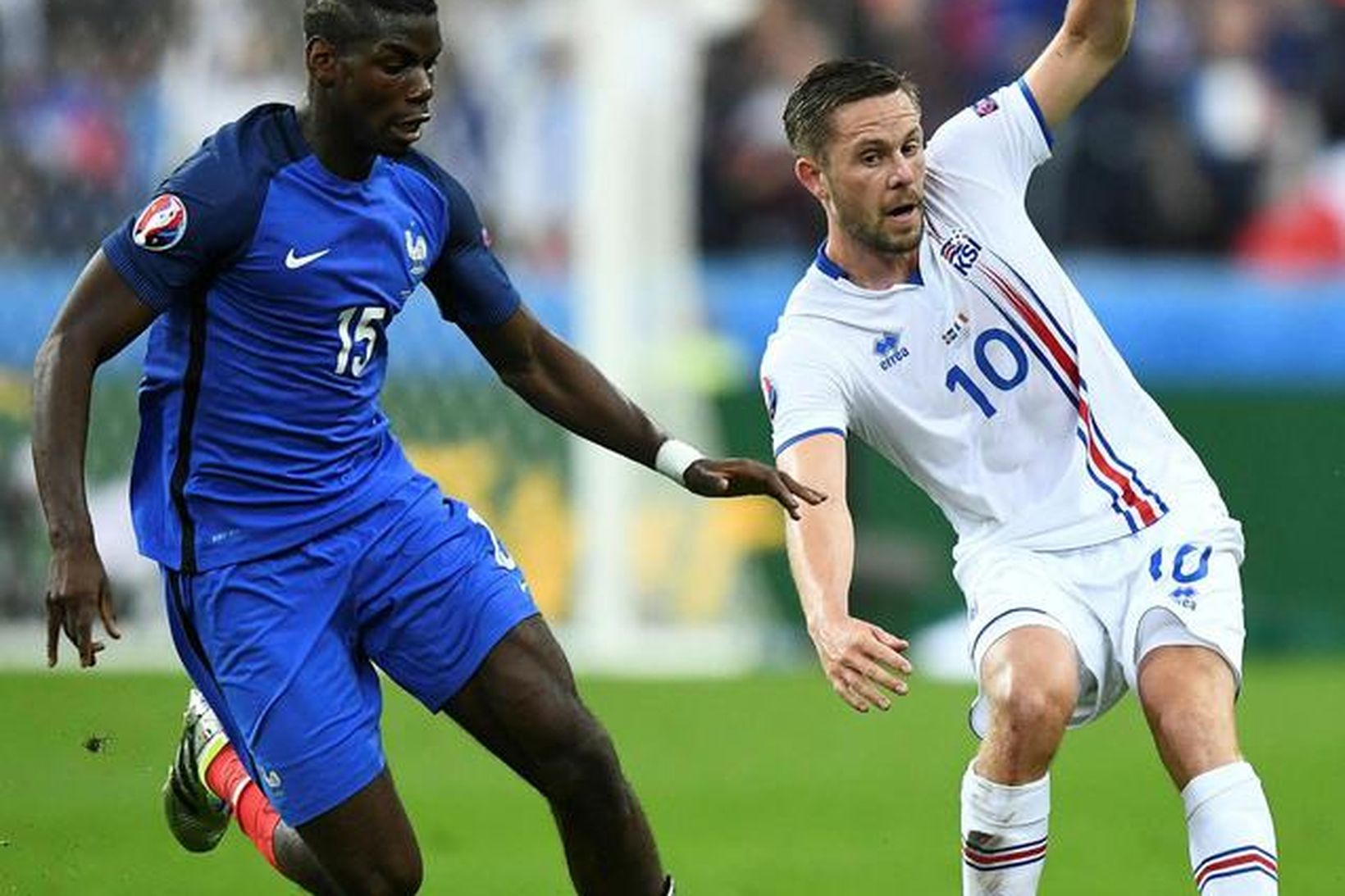 Paul Pogba og Gylfi tókust á í leik Íslands gegn …