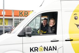 Guðrún, framkvæmdastjóri Krónunnar, og Sigurður, verslunarstjóri Krónunnar á Akranesi, skjótast með sendingu frá versluninni á …