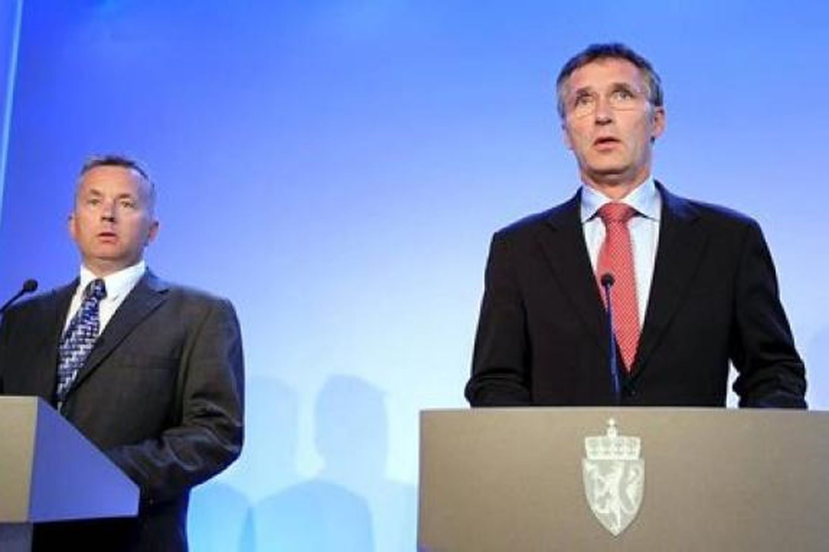 Knut Storberget, dómsmálaráðherra Noregs, og Jens Stoltenberg, forsætisráðherra, fjalla um …