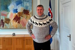 Bjarni er ánægður með lopapeysuna.
