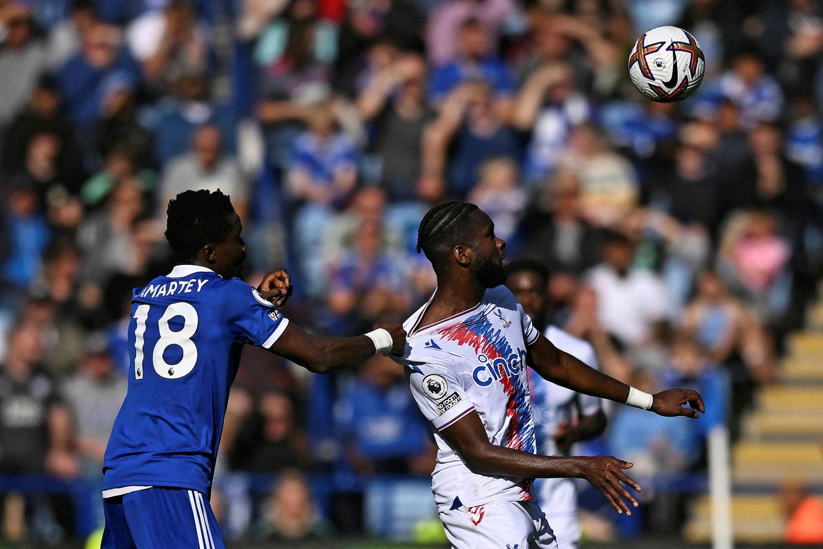 Daniel Amartey og Jeffrey Schlupp takast á í Leicester í …