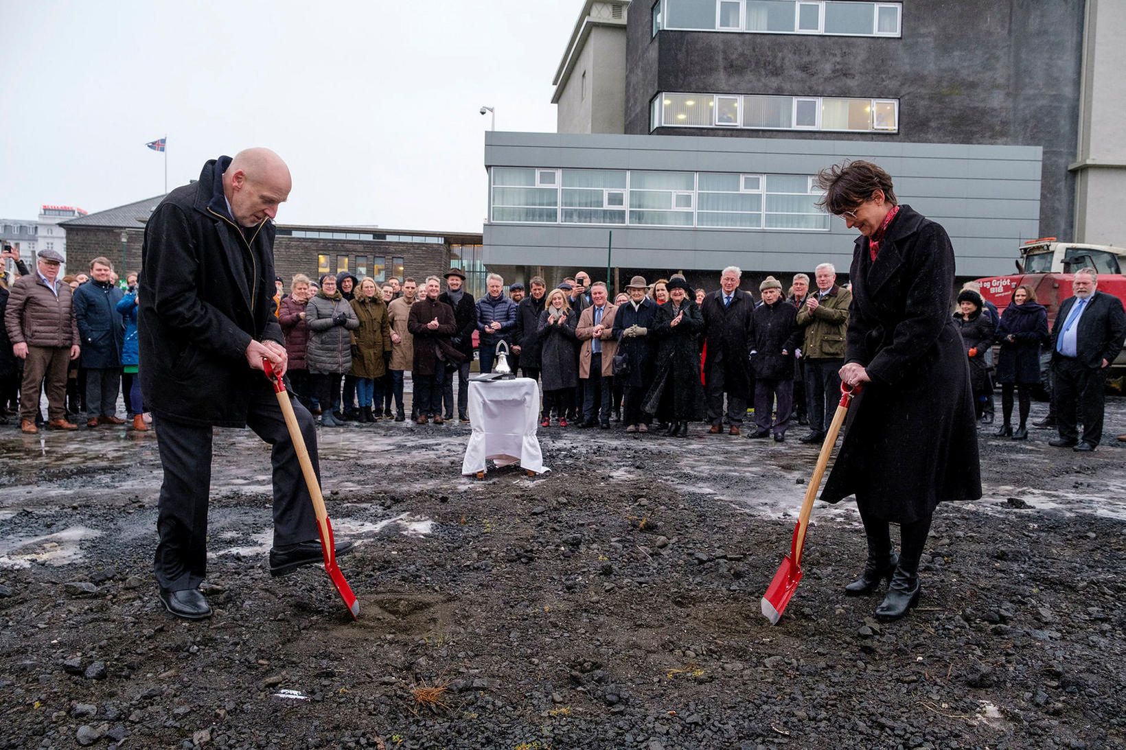 Steingrímur J. Sigfússon, forseti Alþingis, og Ragna Árnadóttir skrifstofustjóri tóku …