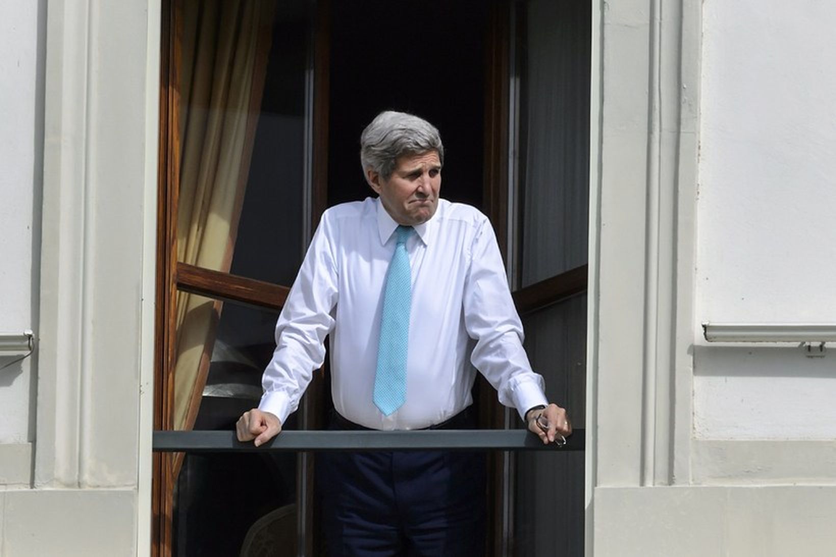 John Kerry andar að sér fersku lofti í viðræðuhléi í …