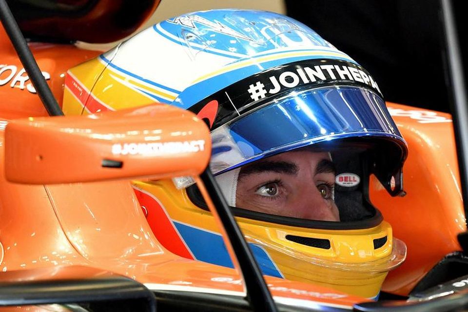 Fernando Alonso í bíl sínum í Bakú.
