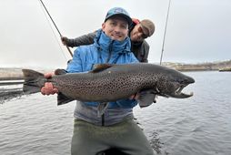 Bjarki Bóasson með flottan áttatíukall úr Geirlandsá í dag. Hann naut aðstoðar Arnar Jón Agnarsson, …