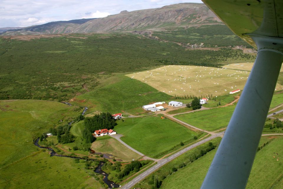 Sveitabær. Fallegt bæjarstæði þar sem rekið er myndarbú. Hjálmstaðir í Laugardal.