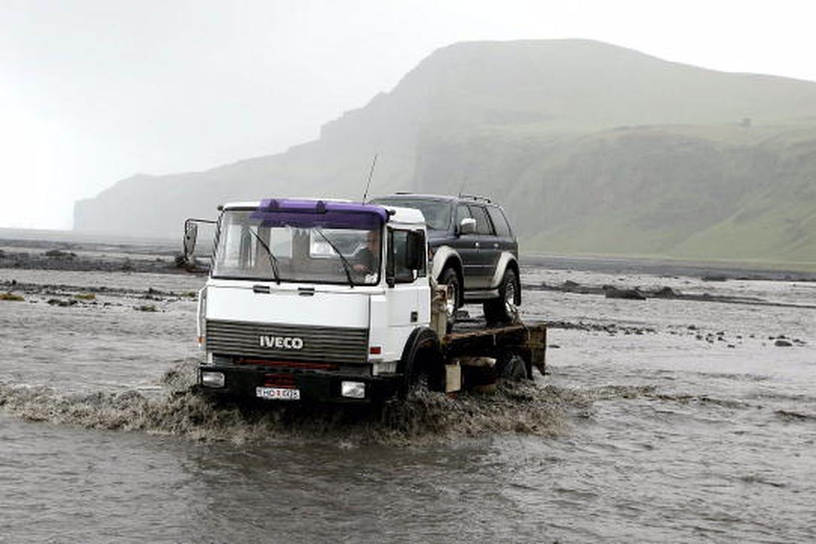 Bílar ferjaðir yfir Múlakvísl