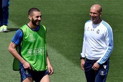 Karim Benzema glaður í bragði á æfingu hjá Real Madrid, undir stjórn Zinedine Zidane.
