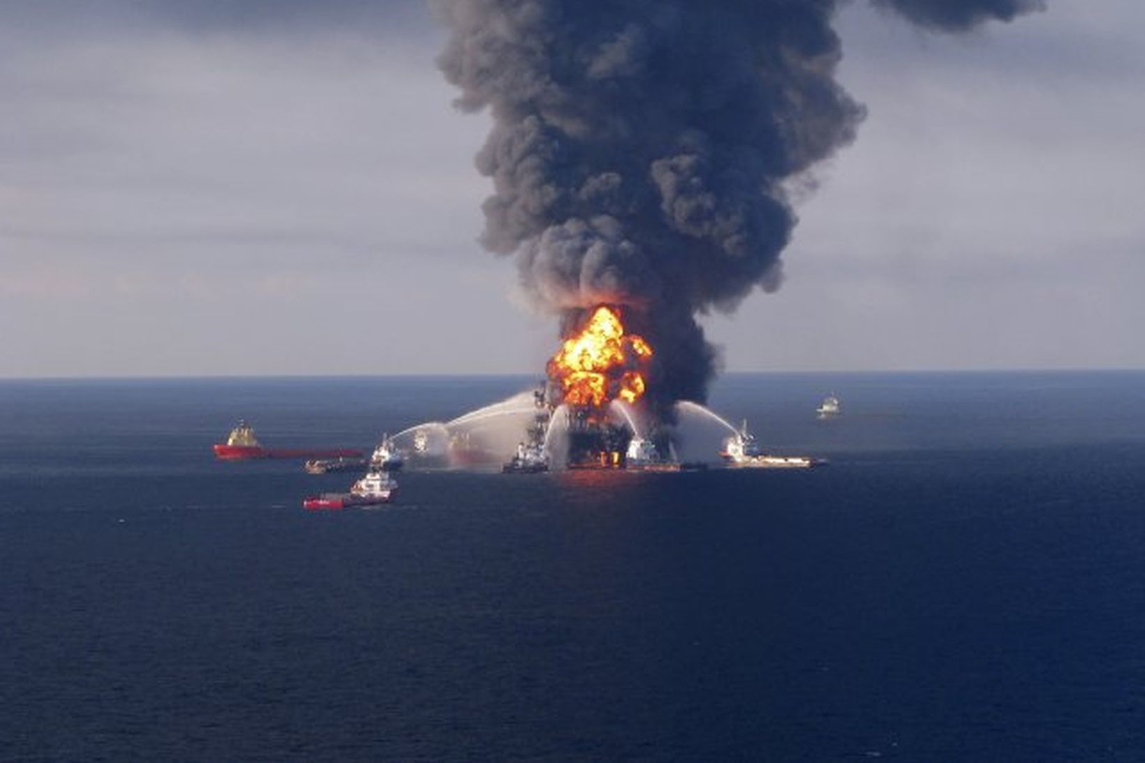 Deepwater Horizon olíuborpallurinn sem sökk í síðustu viku.