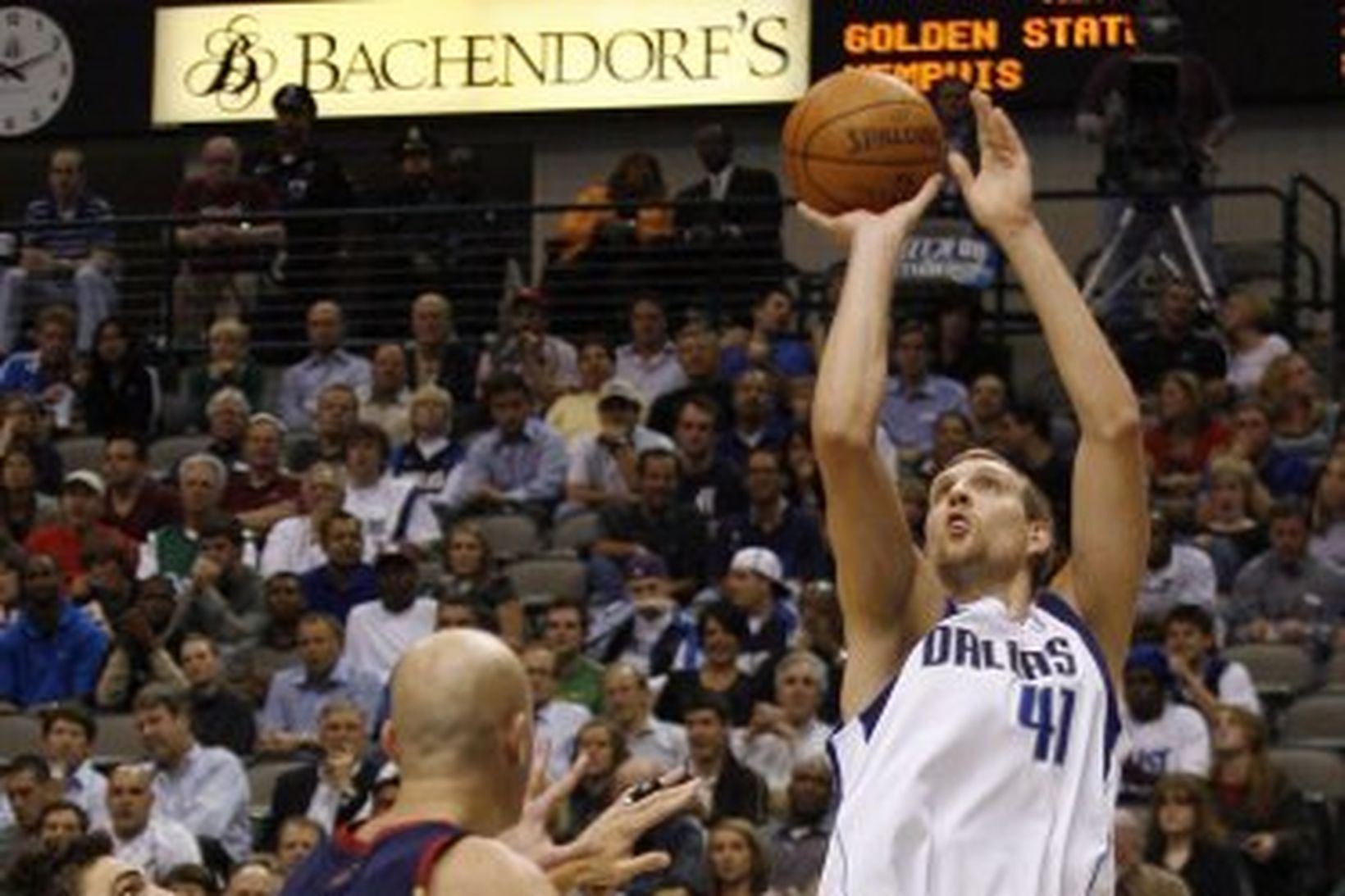 Dirk Nowitzki var sterkur að vanda hjá Dallas.