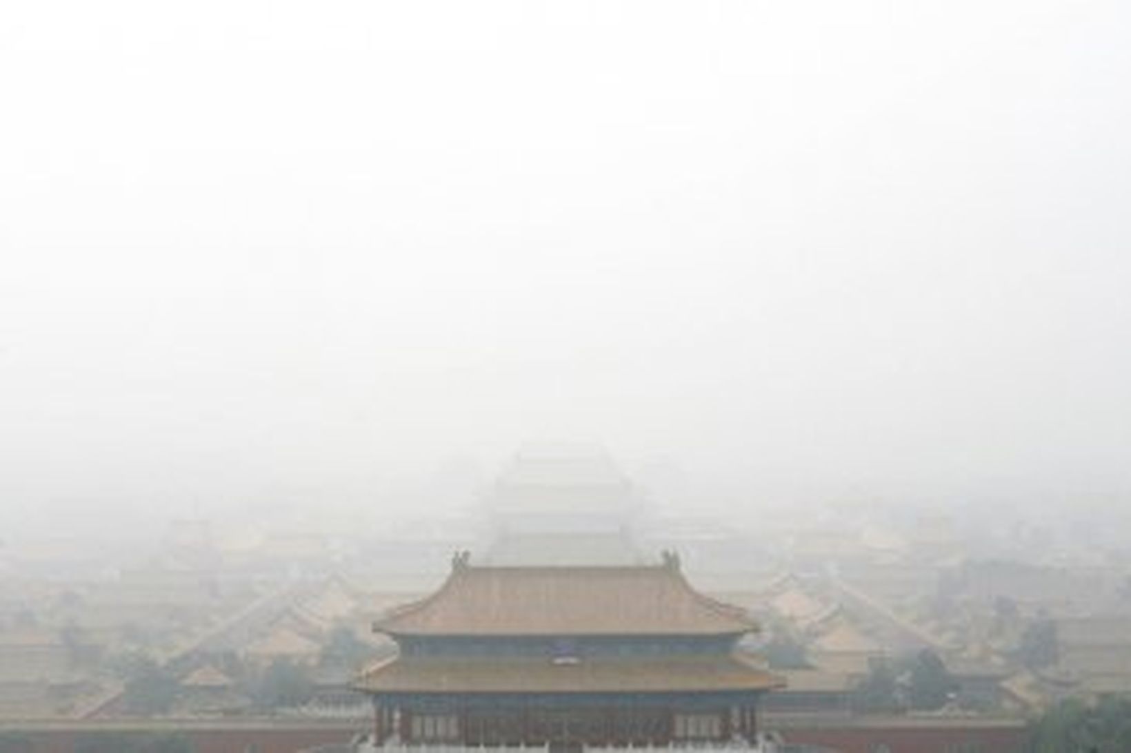 Forboðna borgin í Peking umlukin mengunarskýi í morgun.