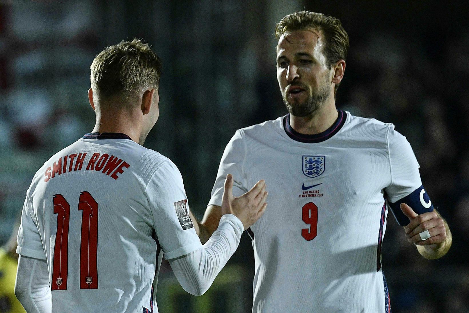 Emile Smith-Rowe og Harry Kane fagna sjöunda markinu í kvöld.