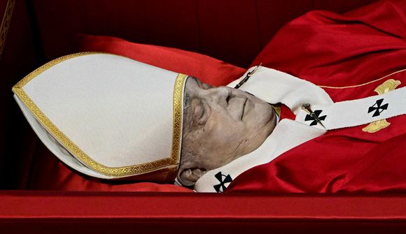 Búist við 250 þúsund manns við útför páfans