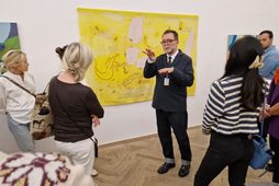 Börkur Arnarson galleristi í i8 sagði áhugasömum gestum á CHART-listkaupstefnunni frá vefnaðarverkum Örnu Óttarsdóttur.