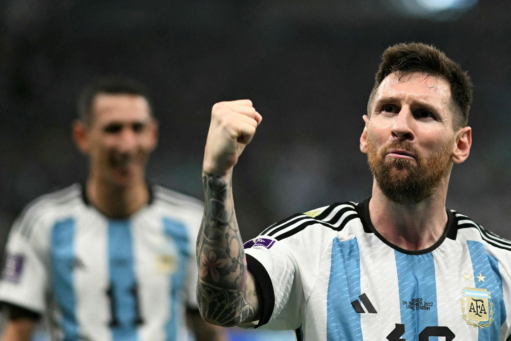 Lionel Messi fagnar marki sínu.