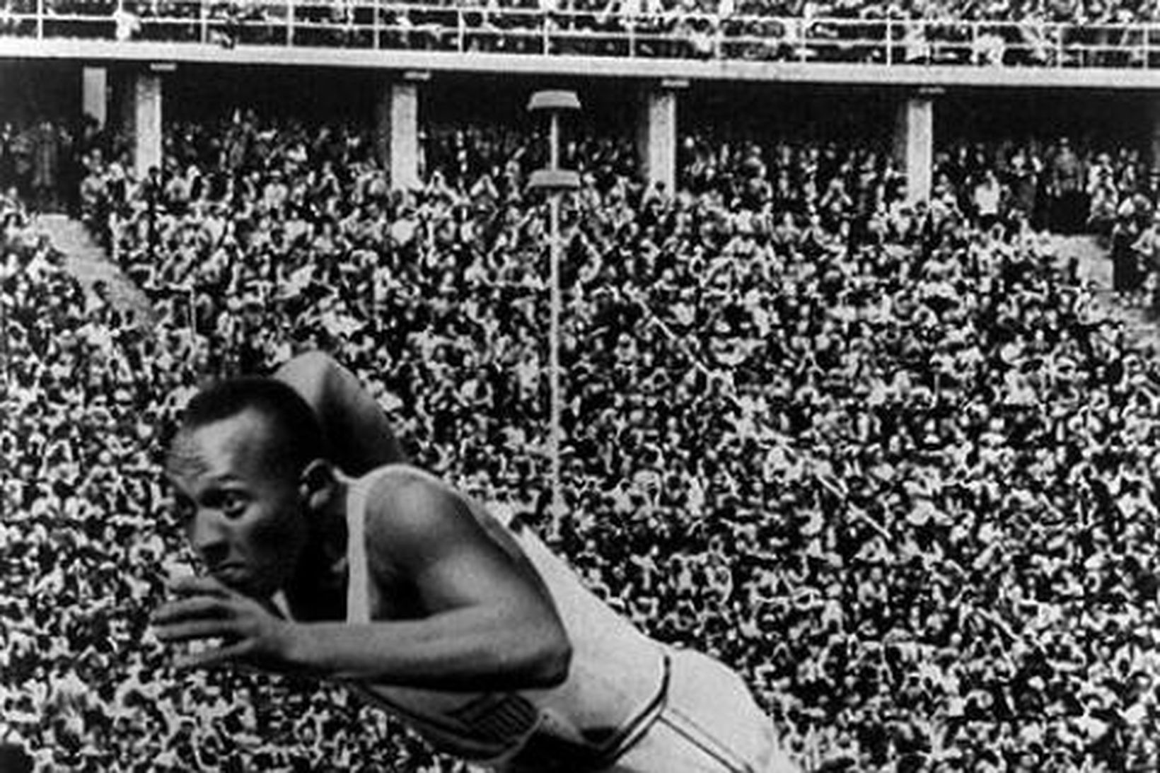 Jesse Owens í 100 metra hlaupinu í Berlín 1936.