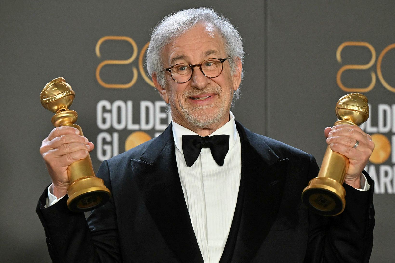 Bandaríski leikstjórinn Steven Spielberg með gullhnettina fyrir bestu leikstjórn og …