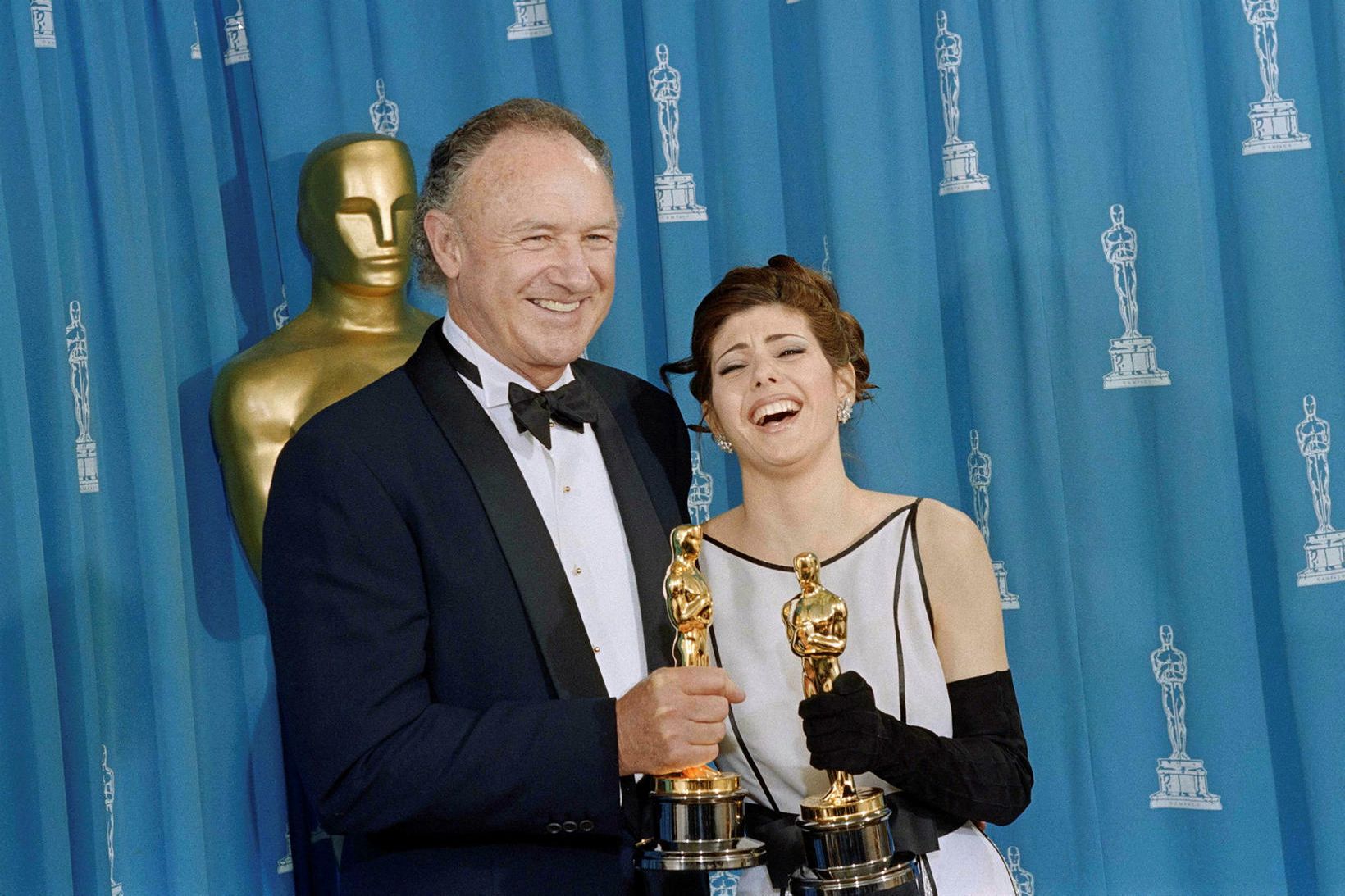 Gene Hackman sést hér með Óskarsverðlaunin sem hann hlaut árið …