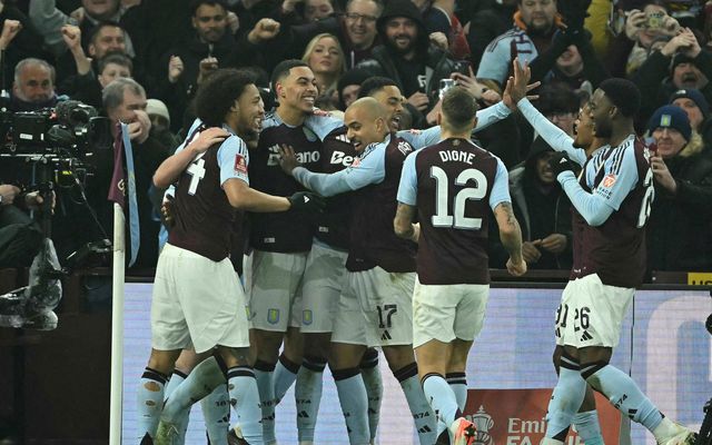 Morgan Rogers fagnar með félögum sínum eftir að hafa komið Aston Villa í 2:0 í …