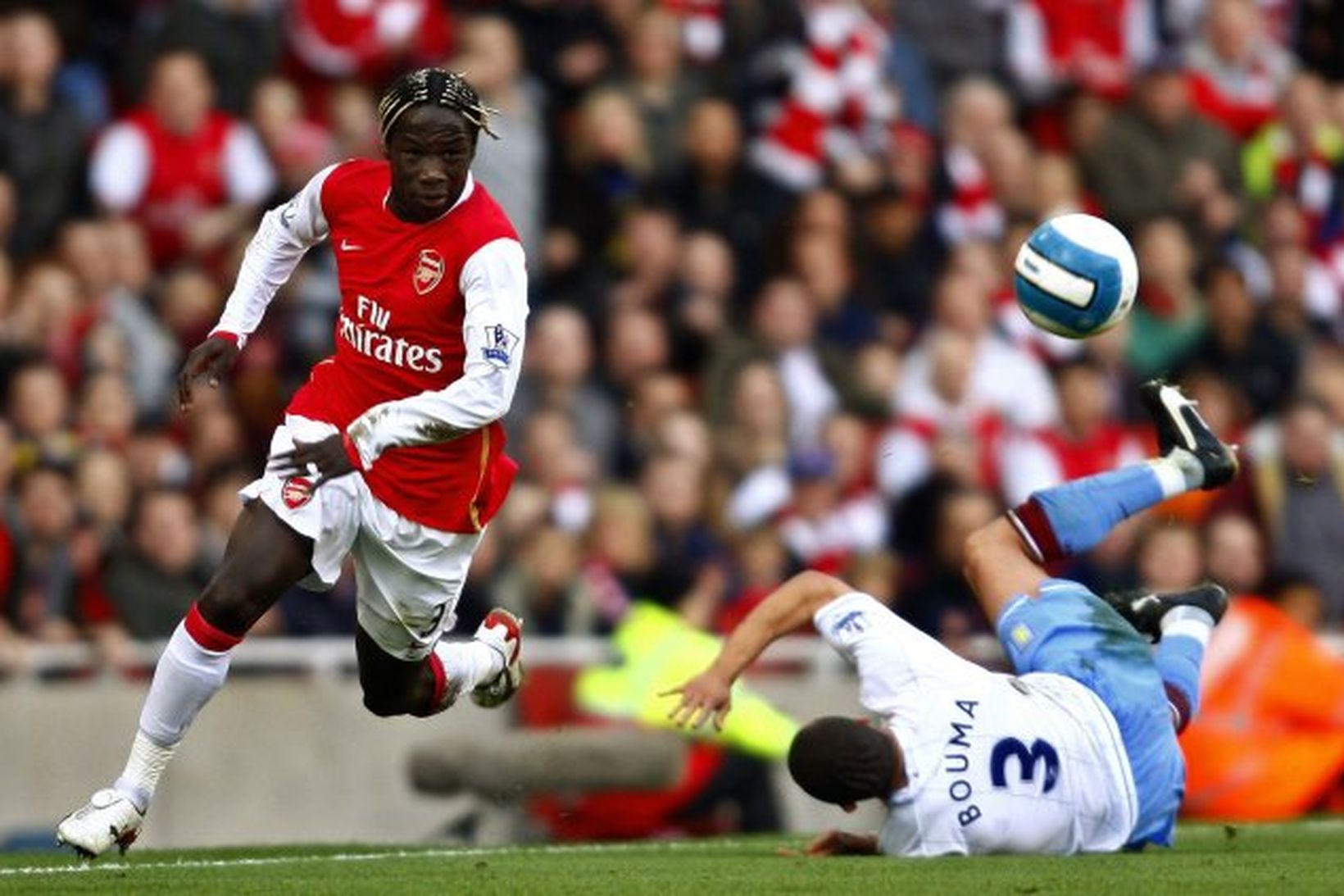 Bacary Sagna leikur á Wilfred Bouma á Emirates í dag.