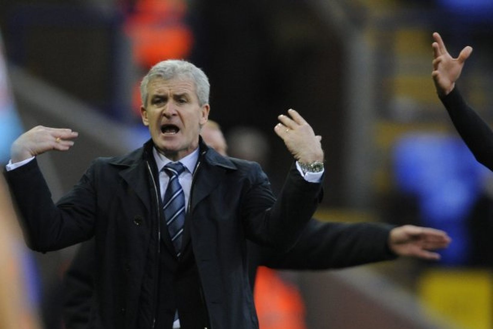 Mark Hughes stjórnar sínum mönnum í leiknum við Bolton.