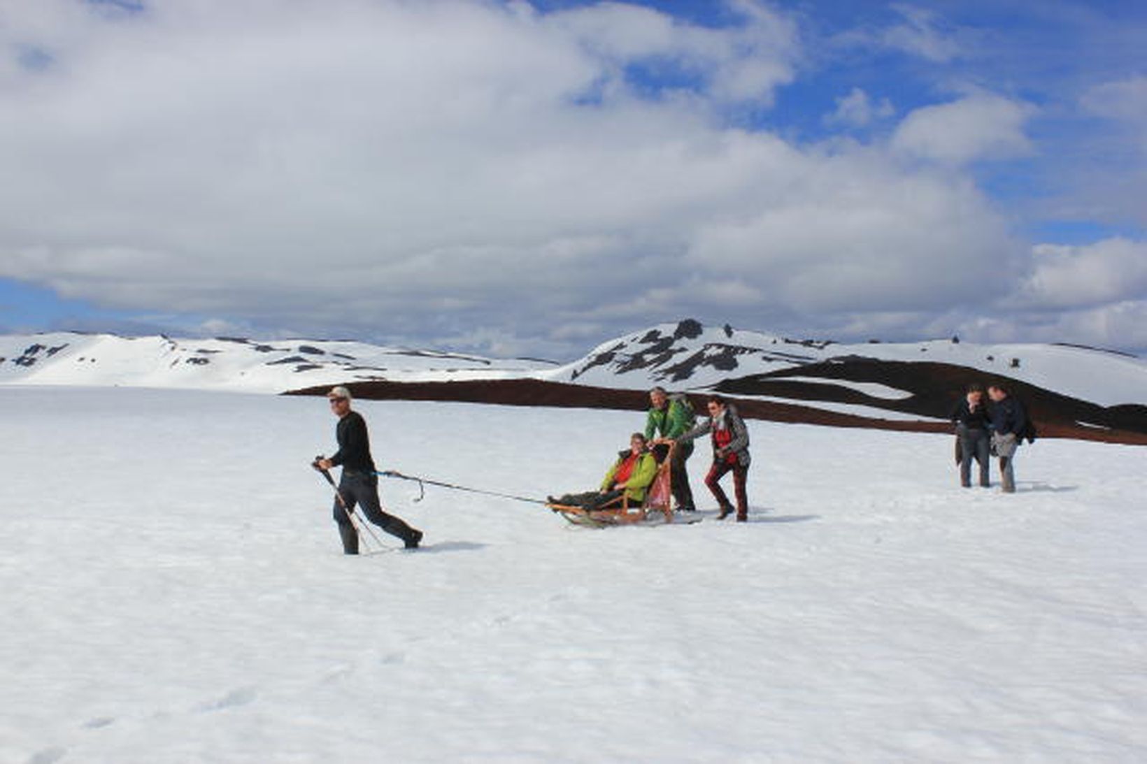 Frá ferð Geo Travel. Konan á hundasleðanum er bundin við …