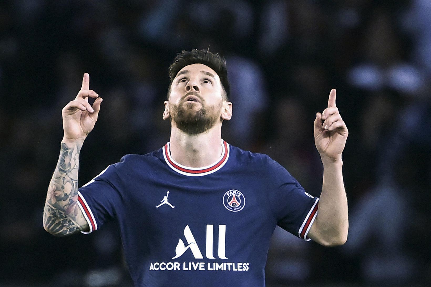 Lionel Messi fagnar sigurmarki sínu í kvöld.