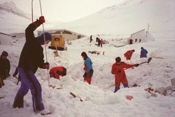 Súðvíkingar leituðu að persónulegum munum í húsarústum.