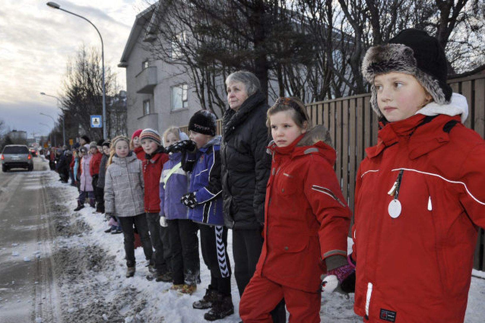 Táknræn skjaldborg var mynduð um gönguleiðir barna í Laugarneshverfi í …