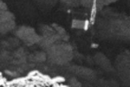 Nærmynd af Philae á yfirborði halastjörnunnar. Rosetta tók hana úr 2,7 km fjarlægð á föstudag.