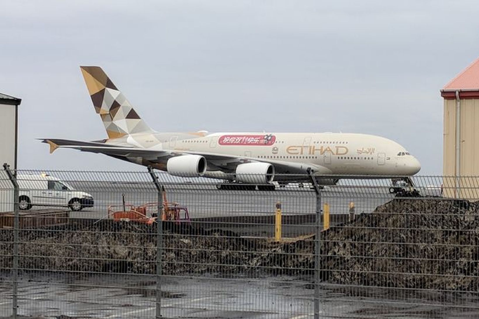 Airbus A380 farþegaþota flugfélagsins Etihad Airways á flugvellinum í morgun.