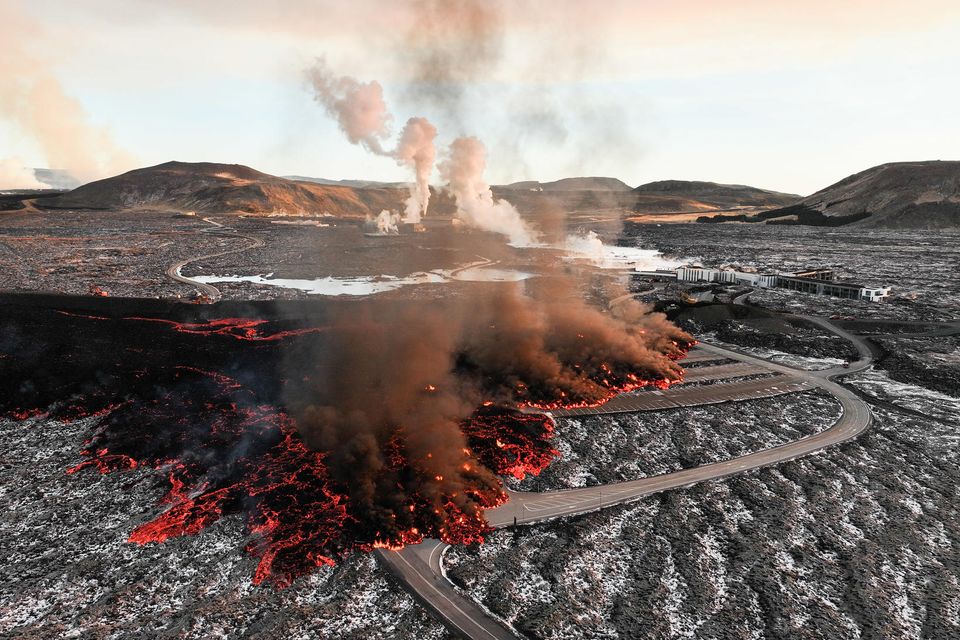 Eins og sjá má er stór hluti bílastæðisins við Bláa lónið kominn undir hraun og …