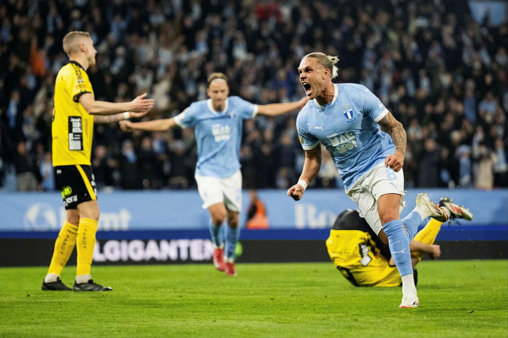 Arnór Sigurðsson fagnar marki með Malmö.