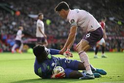 Christian Nörgaard í baráttunni við André Onana markvörð Manchester United.