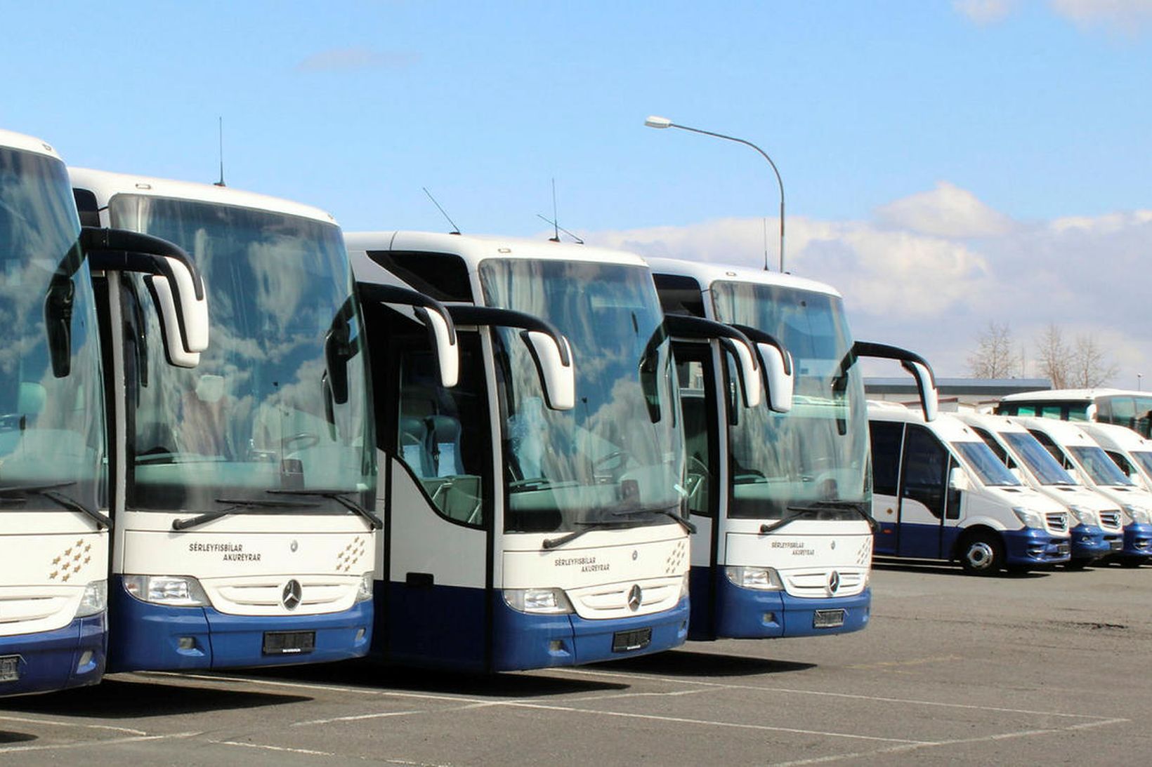 Eldur kom upp í vélarrými rútu sem flutti drengi úr …