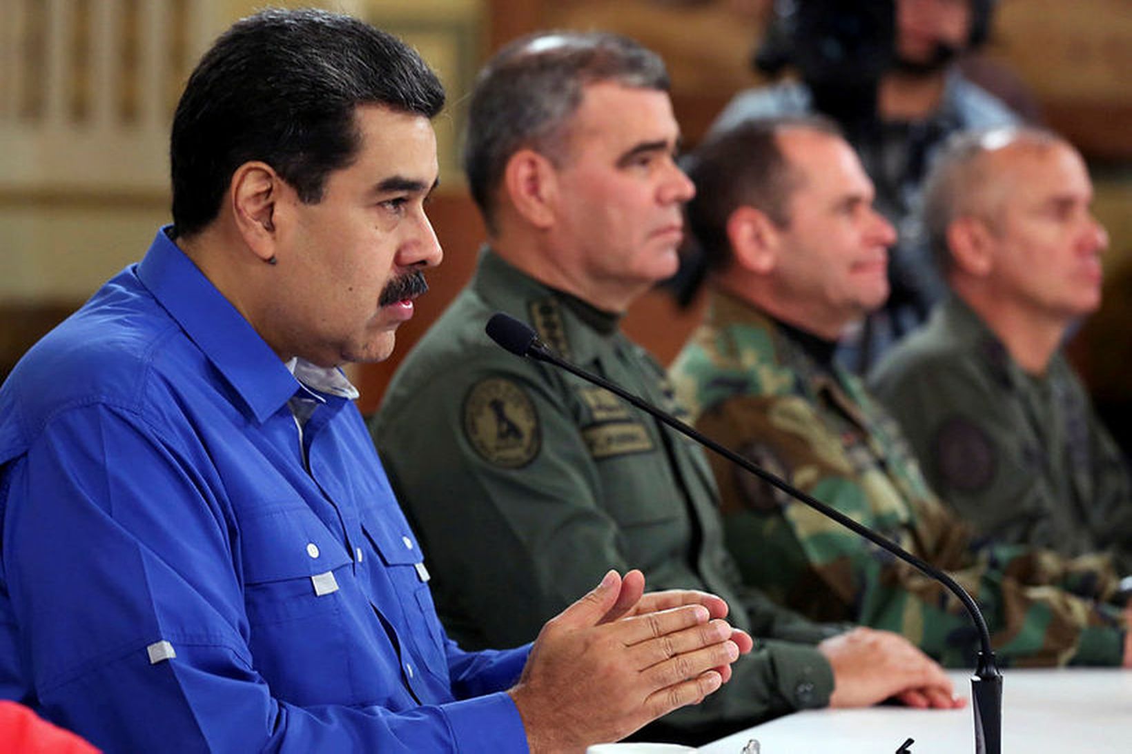 Forsetinn Nicolas Maduro situr lengst til vinstri.