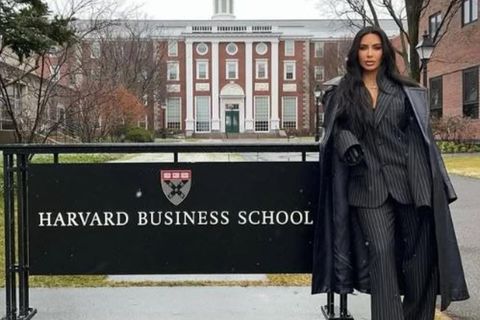 Kim Kardashian hefur útskrifast sem lögfræðingur en þarf enn að ljúka prófi til að geta …