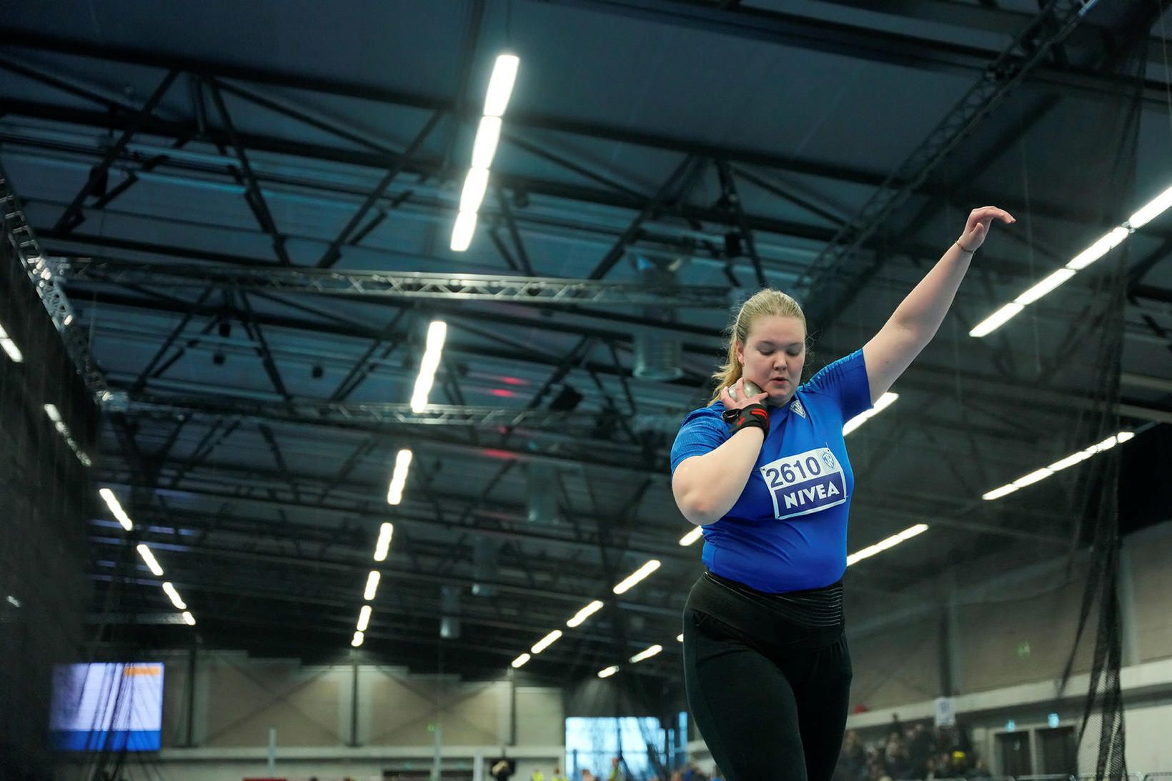 Erna Sóley Gunnarsdóttir tilbúin með kúluna í Laugardalshöllinni í dag.