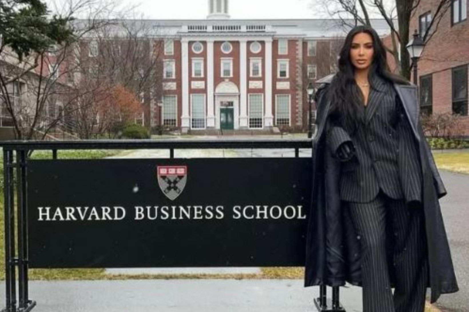 Kim Kardashian hefur útskrifast sem lögfræðingur en þarf enn að …