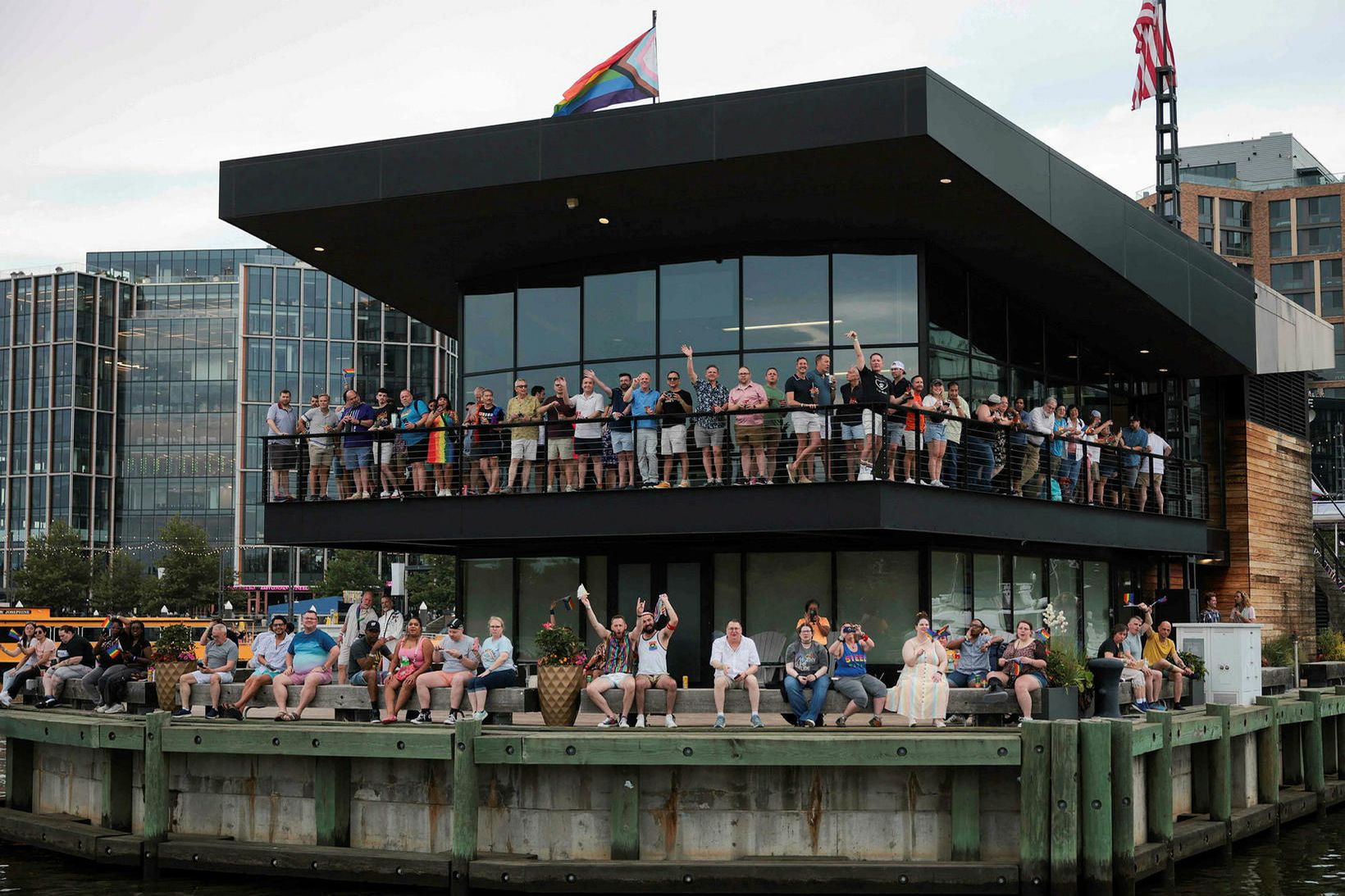 Veifað til báta á Pride on the Pier-viðburði á World …