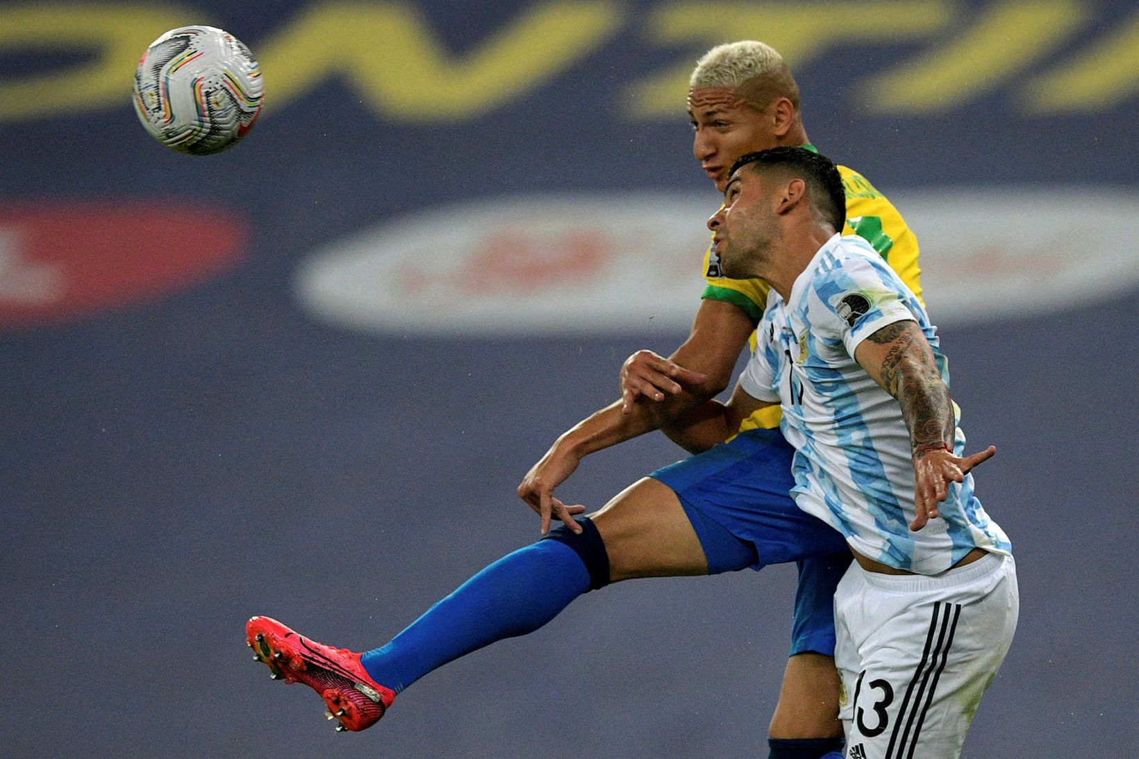 Cristian Romero með Argentínu gegn Brasilíu í úrslitaleik Suður-Ameríkukeppninnar.