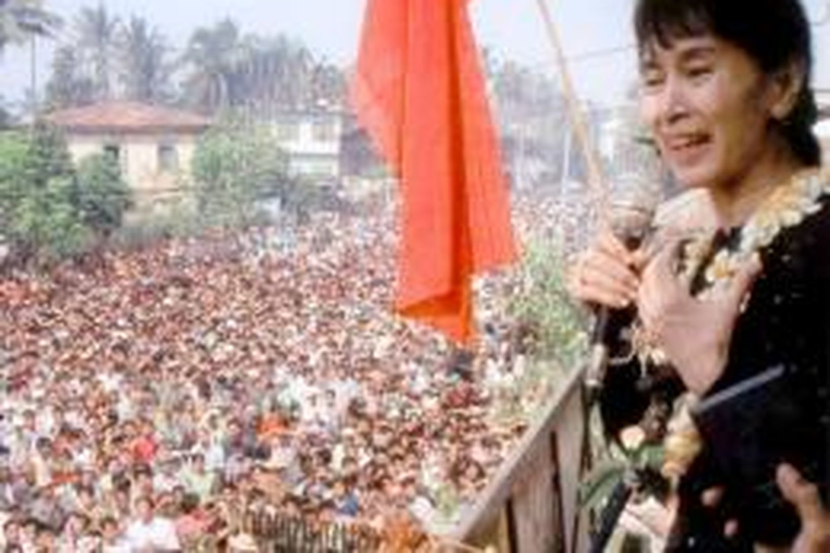 Aung San Suu Kyi ávarpar stuðningsmenn sína í desember 2002.